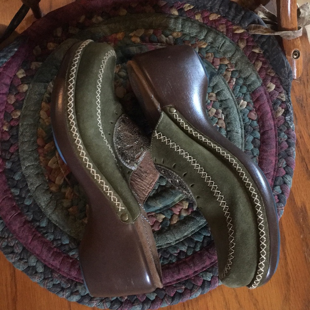 Clarks Indigo olive green clog